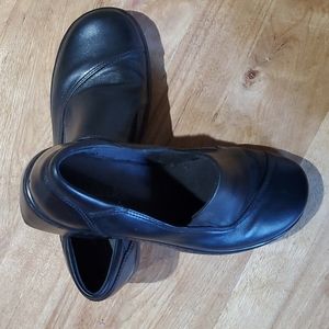 Clarks 71312 8 1/2 M Black Womens deess shoes.